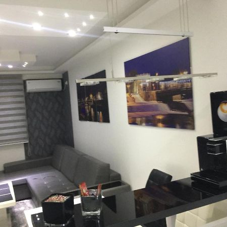 Grey Apartment Ni Extérieur photo