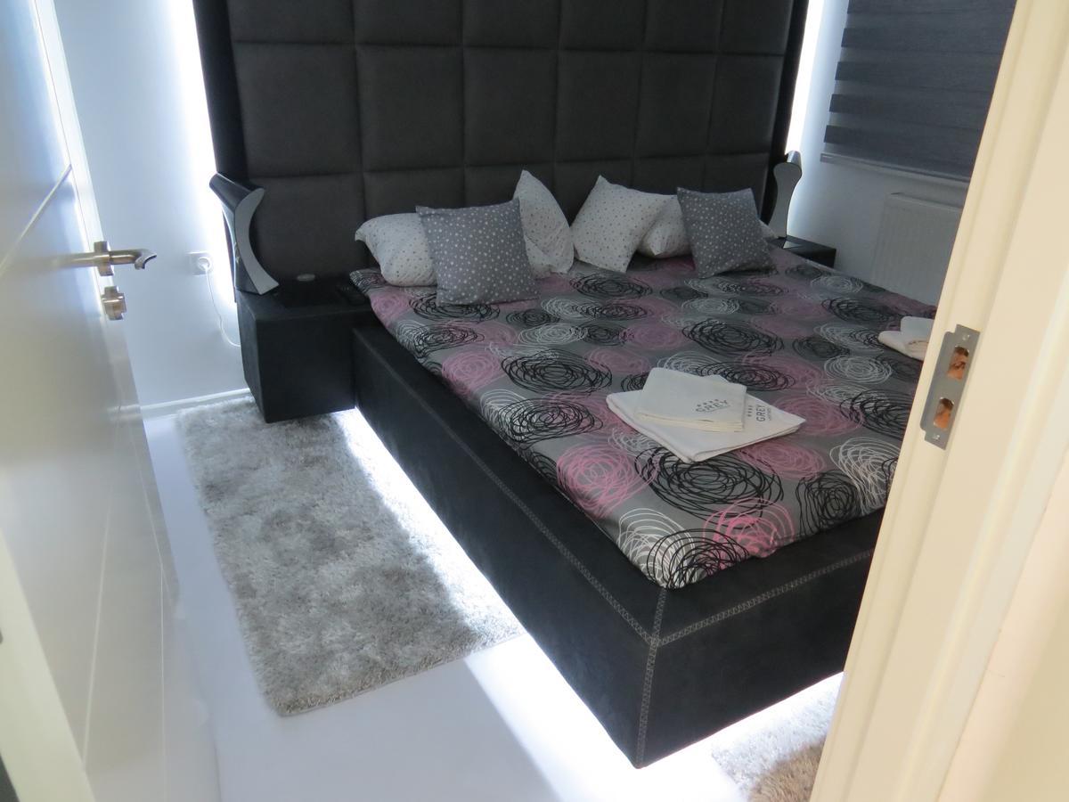 Grey Apartment Ni Extérieur photo