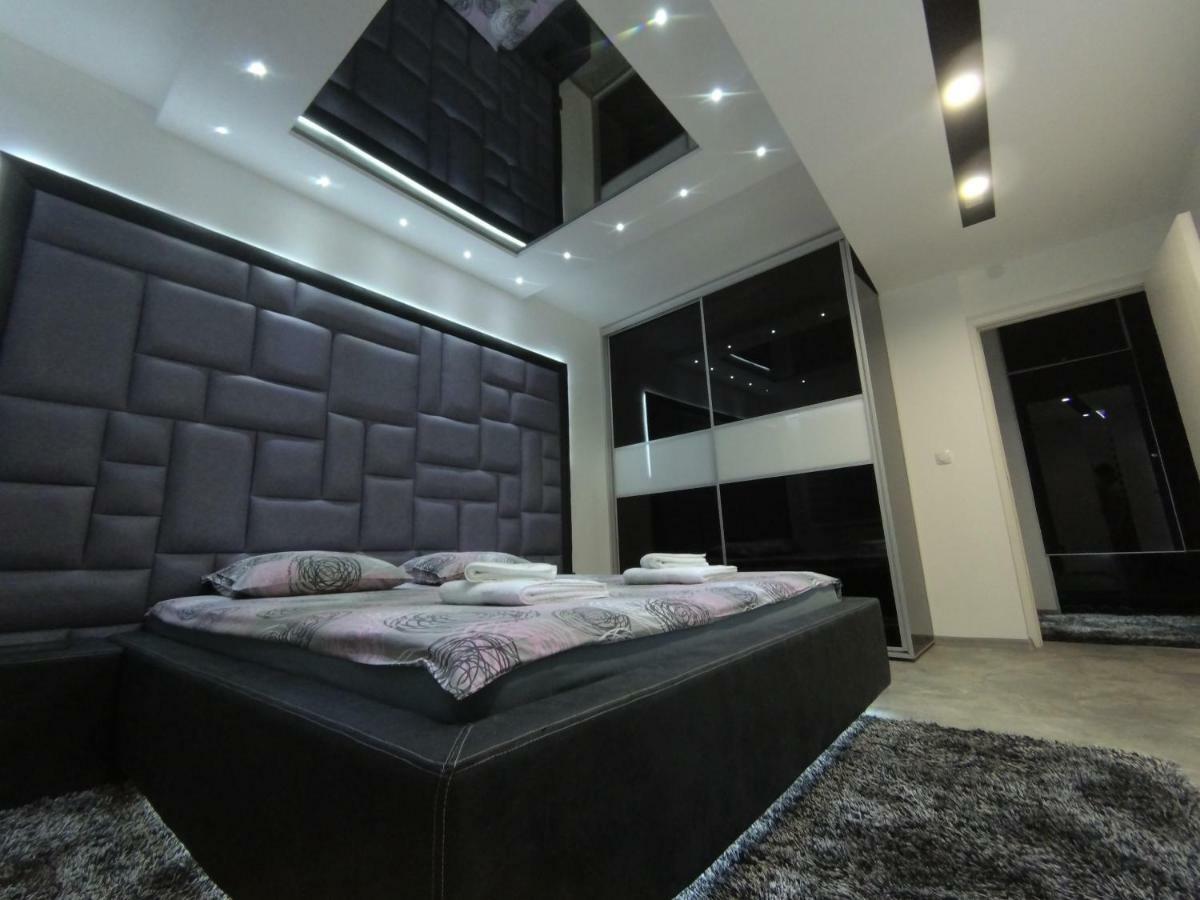 Grey Apartment Ni Extérieur photo